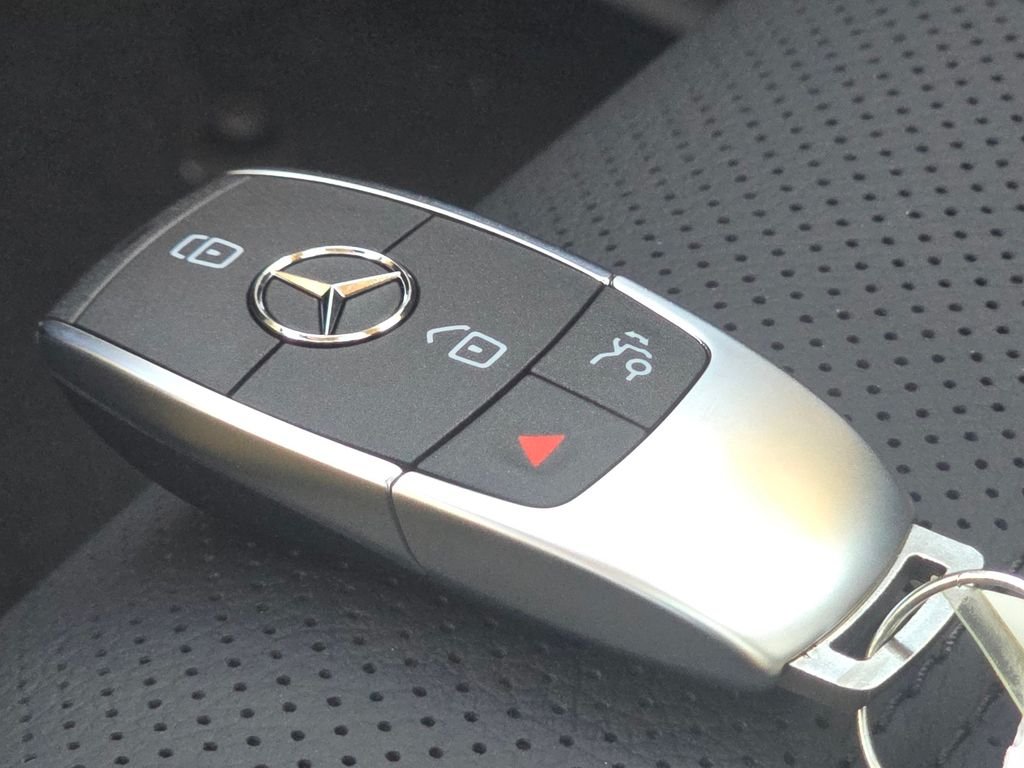New 2026 MANUFAKTUR Moonlight White Metallic Mercedes-Benz GLS 450 image 40