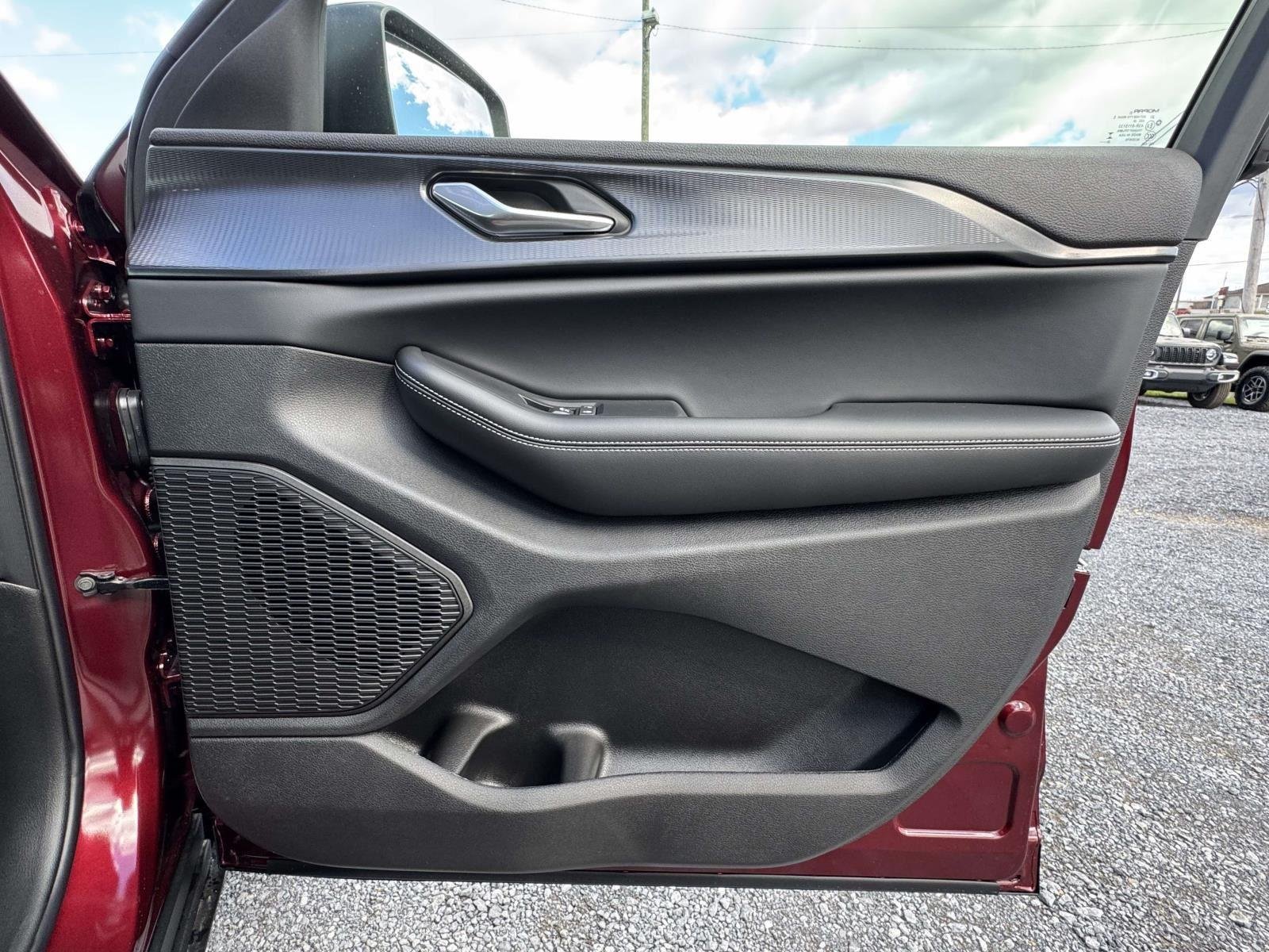 New 2025 Velvet Red Pearl-Coat Exterior Paint Jeep Laredo X image 12