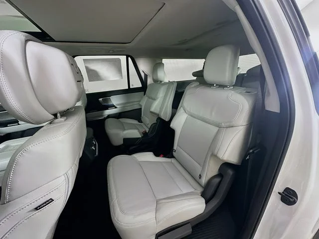 New 2027 Star White Metallic Tri-Coat Ford Platinum image 23