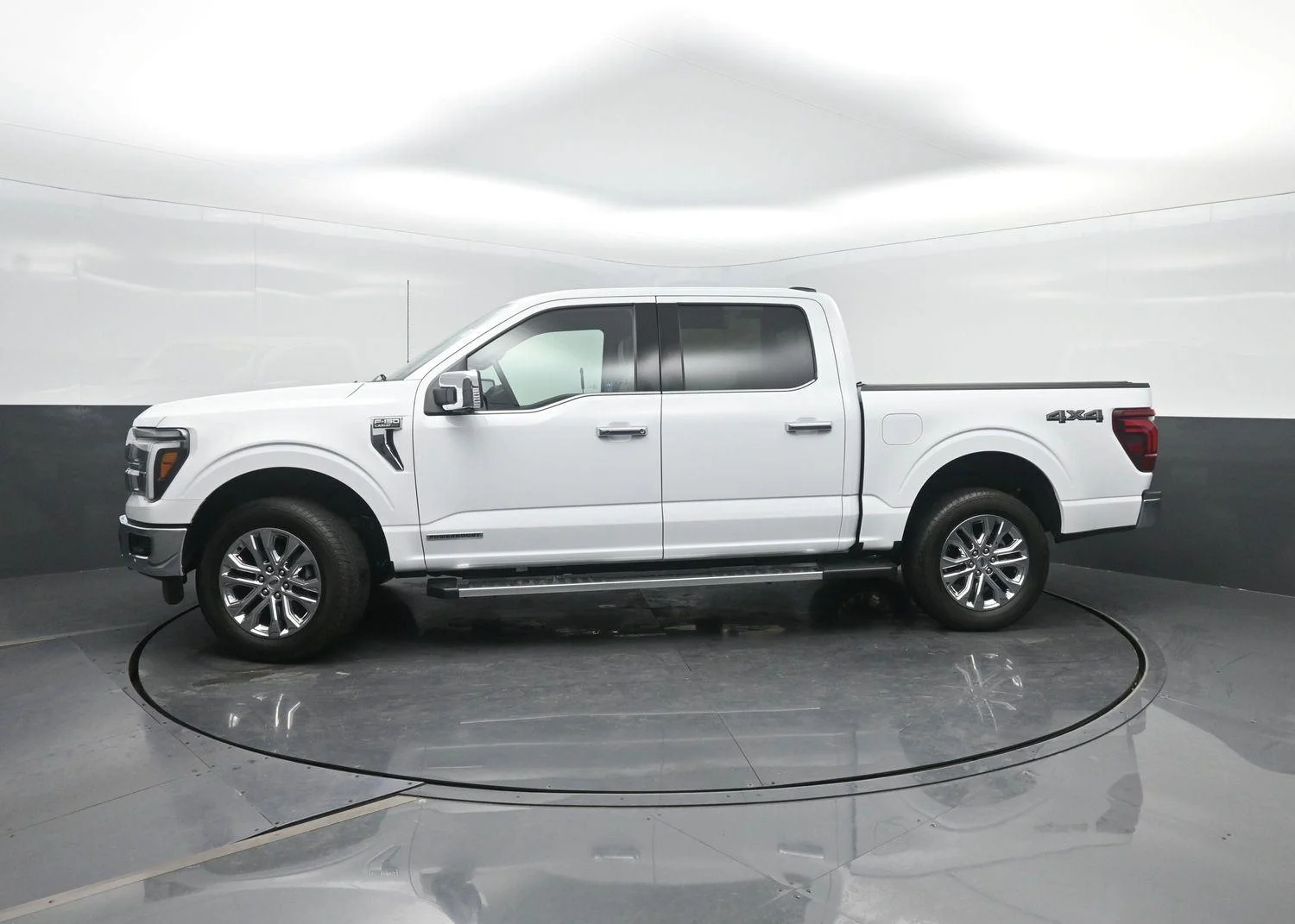 Used 2025 Oxford White Ford LARIAT image 1