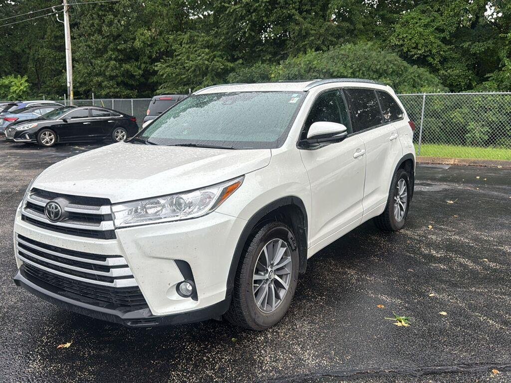 Used 2017  Toyota XLE image 7