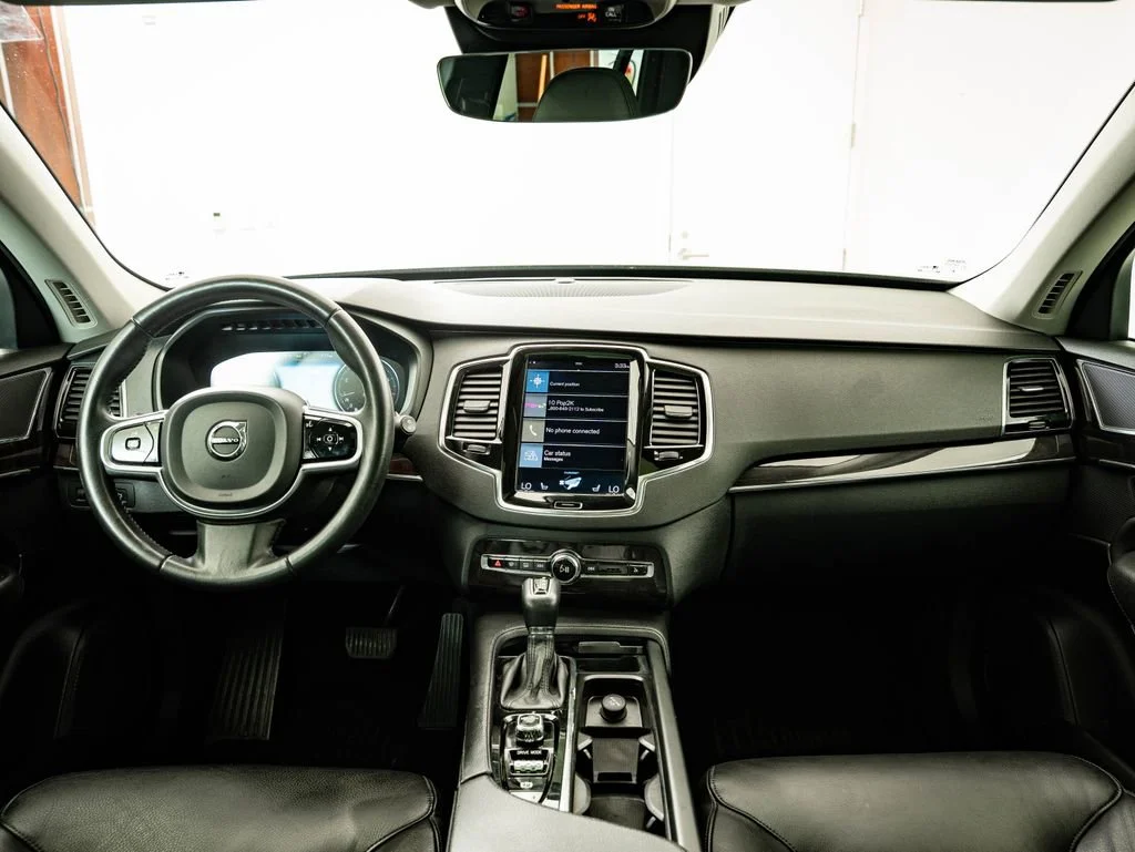 Used 2018 Bright Silver Metallic Volvo T6 Momentum image 4