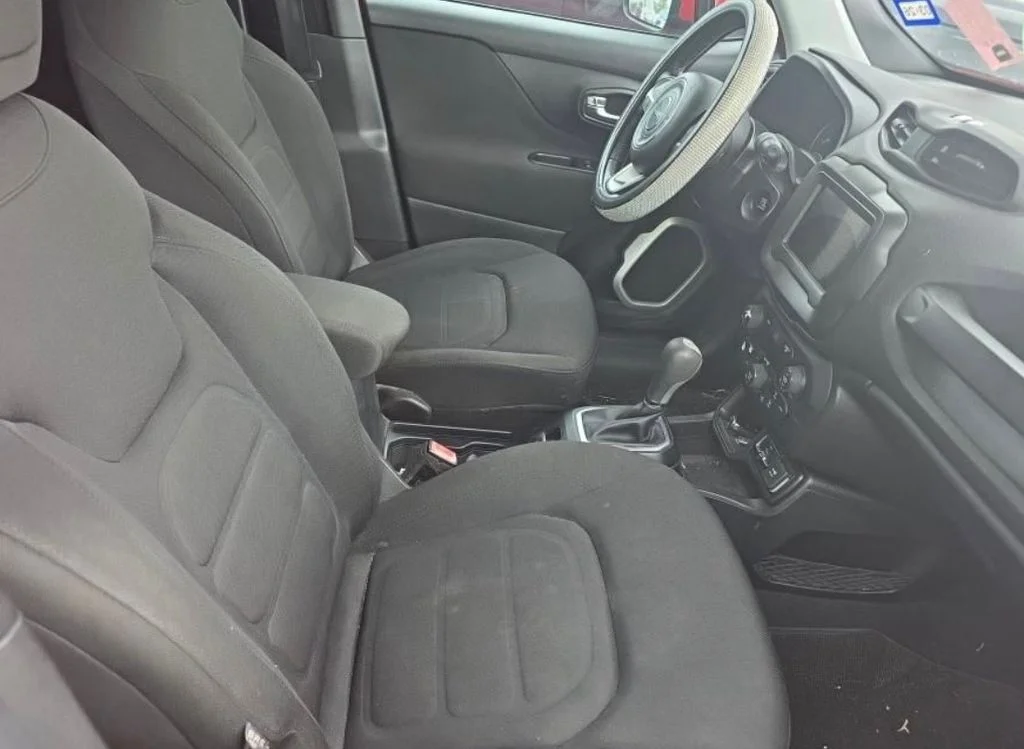 Used 2018 Red Jeep Latitude image 5