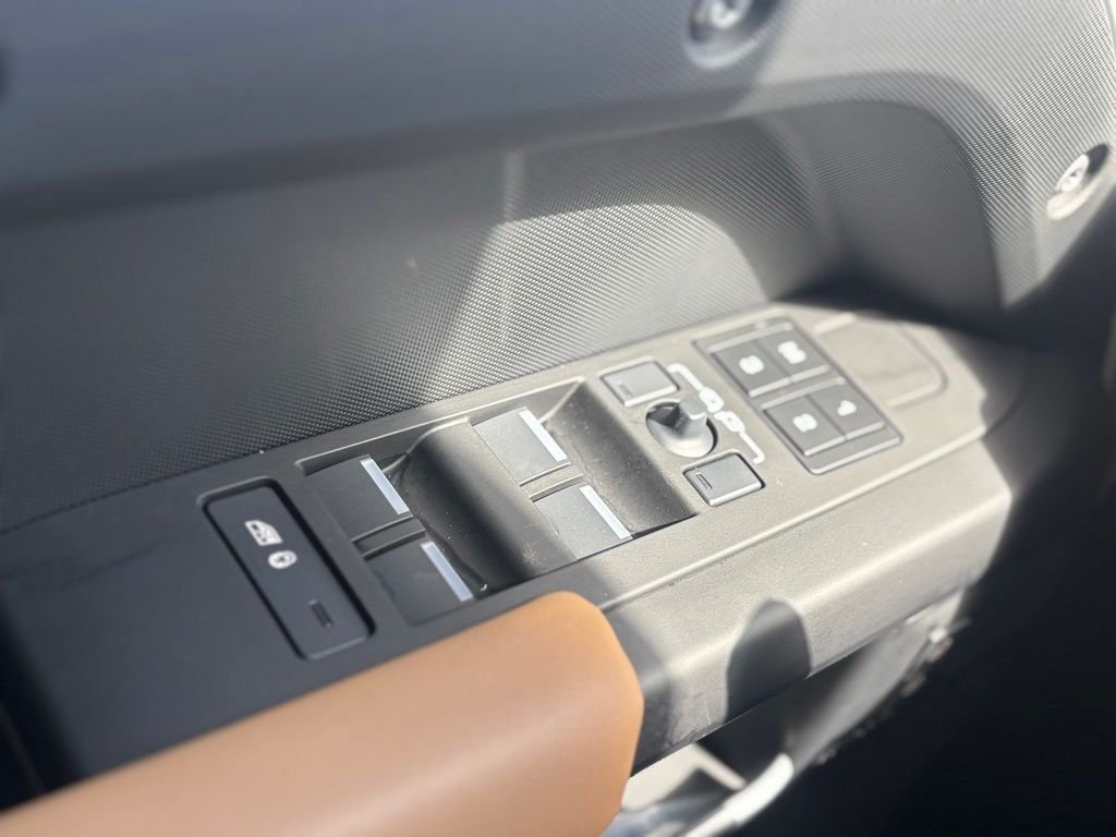 New 2026 Fuji White Land Rover X-Dynamic SE image 13