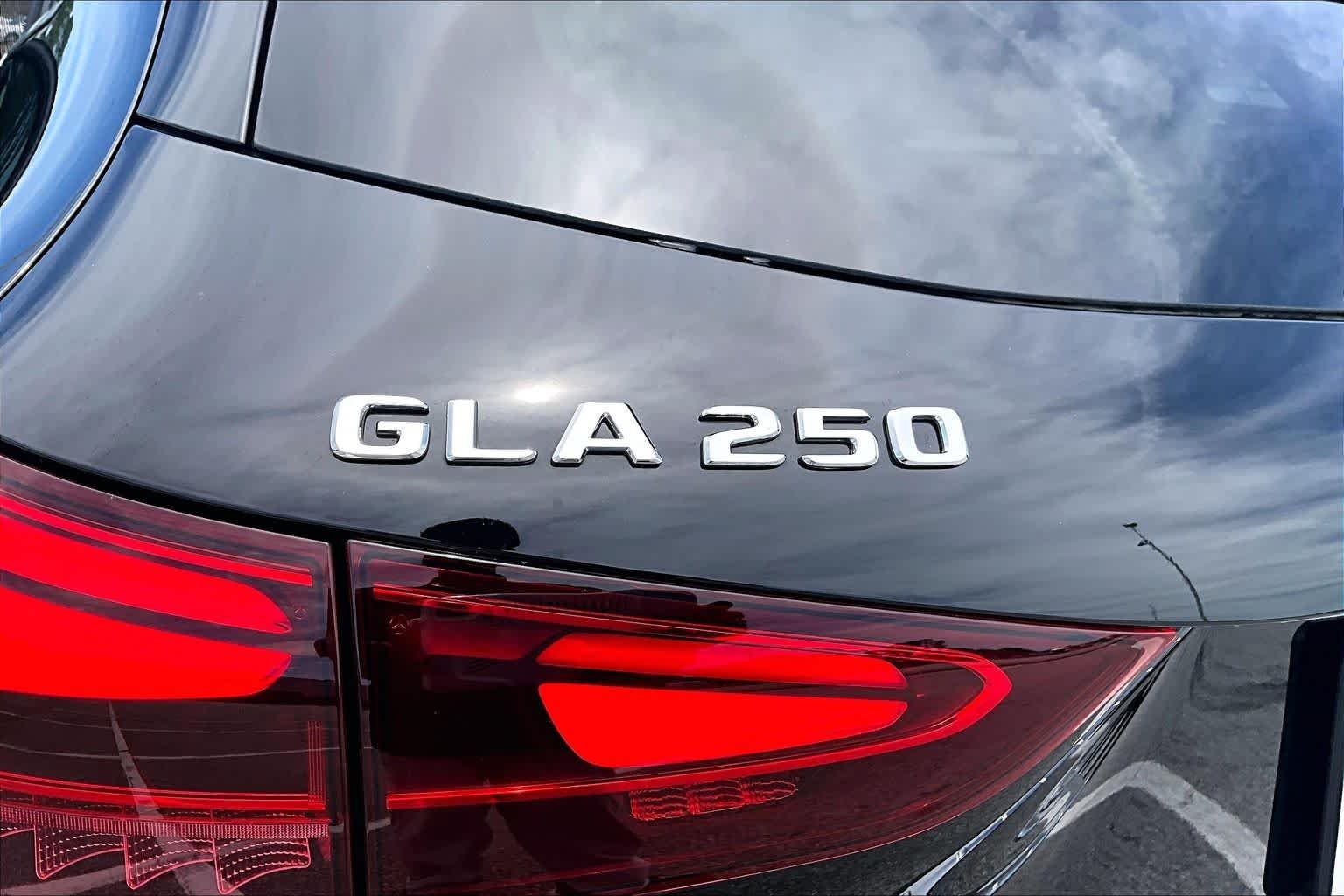 Used 2025 Night Black Mercedes-Benz GLA 250 image 53