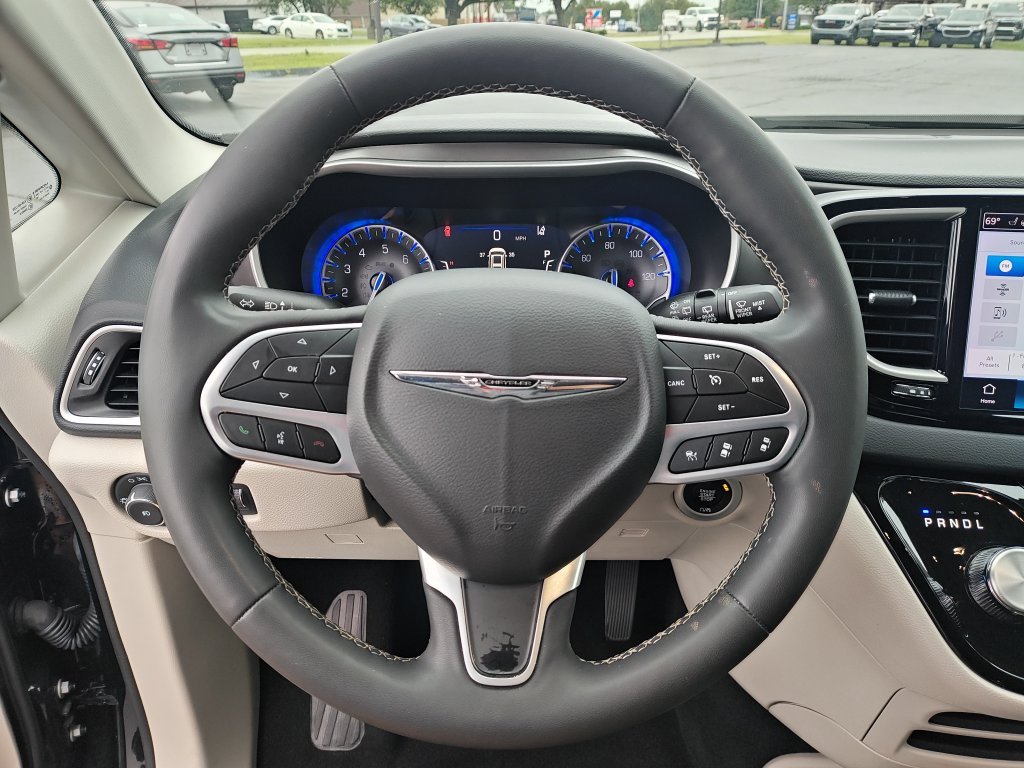 Used 2024 Black Chrysler Touring L image 17