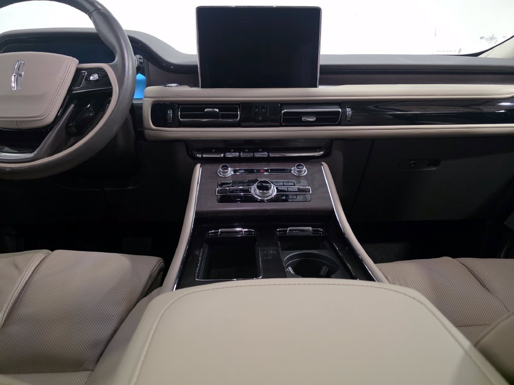 Used 2024 White Metallic Lincoln Reserve image 14