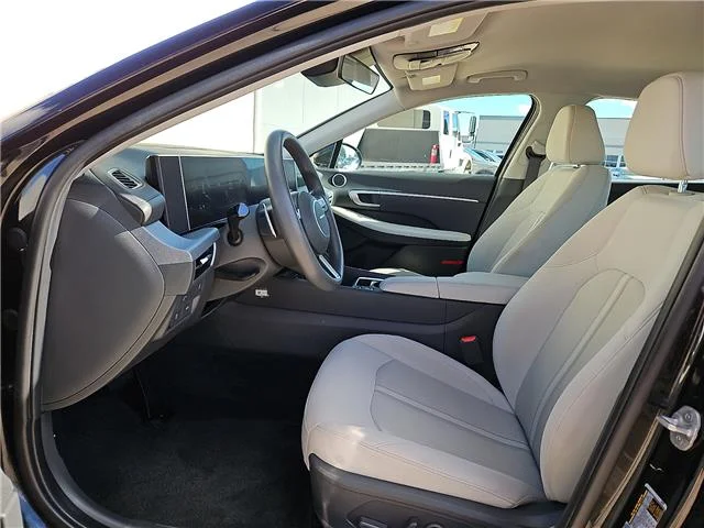Used 2025 Abyss Black Hyundai SEL Front-Wheel Drive image 9