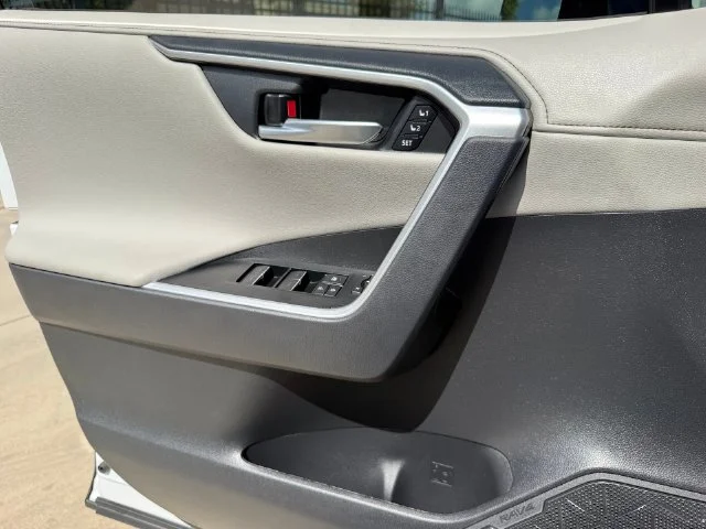 Certified Used 2025 WIND CHILL PEARL Toyota Limited image 20