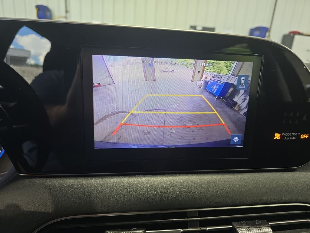 Used 2022 Black Hyundai SE image 21