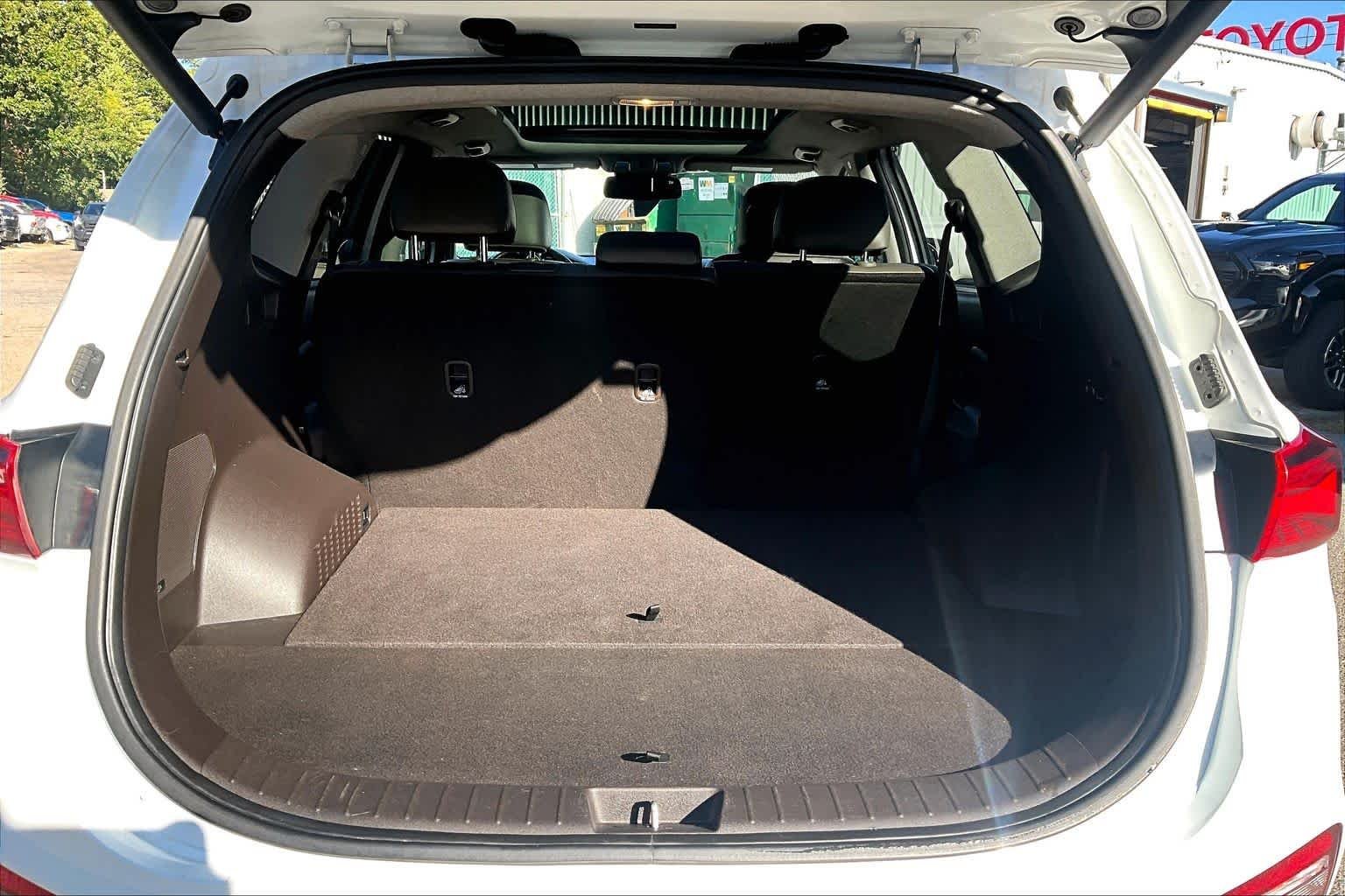 Used 2019 Quartz White Hyundai Limited image 31