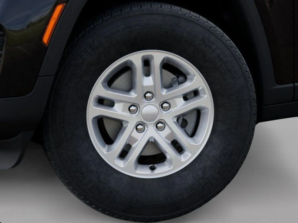 New 2025 Diamond Black Crystal Pearl-Coat Exterior Paint Jeep Laredo image 8