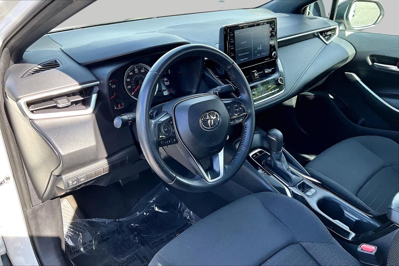 Used 2022 White Toyota SE Nightshade image 17