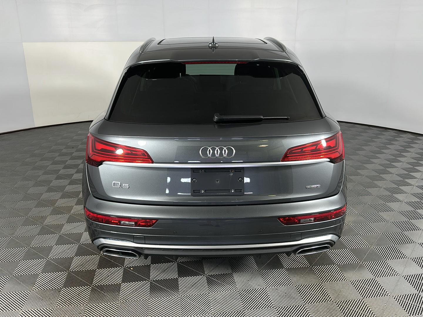 Used 2023 Daytona Gray Pearl Effect Audi S line Premium image 9