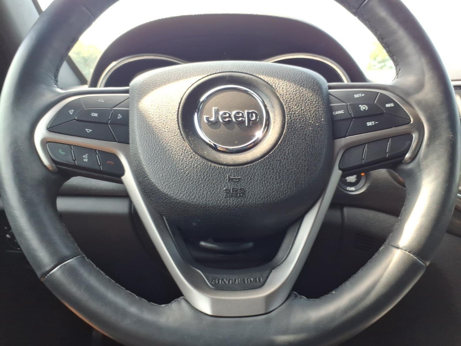 Used 2018 Velvet Red Pearlcoat Jeep Laredo E image 25
