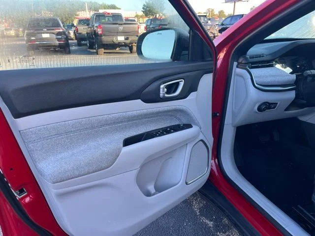 Used 2024  Jeep Latitude image 7