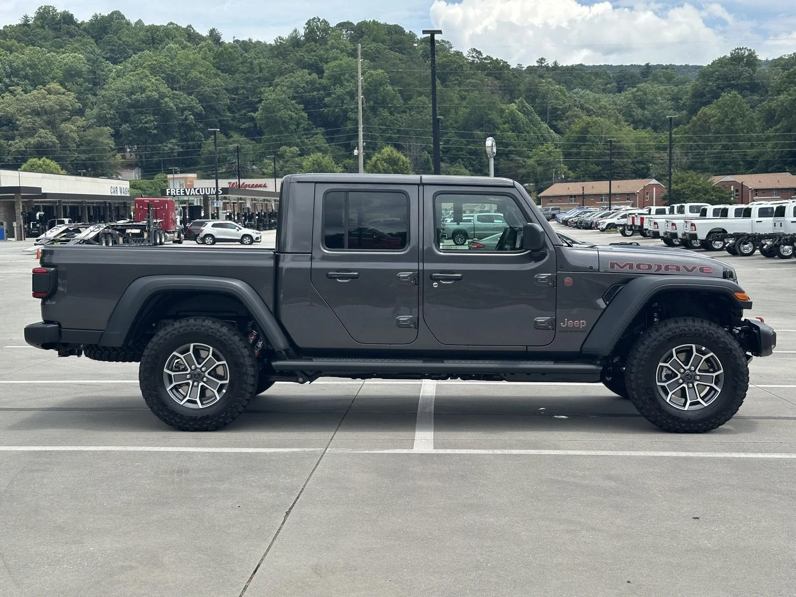 New 2026 Granite Crystal Metallic Clearcoat Jeep Mojave image 8