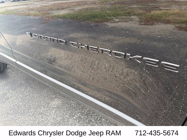 New 2027 High-Gloss Black Paint Jeep Limited image 12