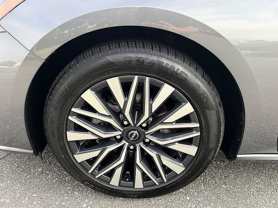 Certified Used 2025 Gun Metallic Nissan SV image 9