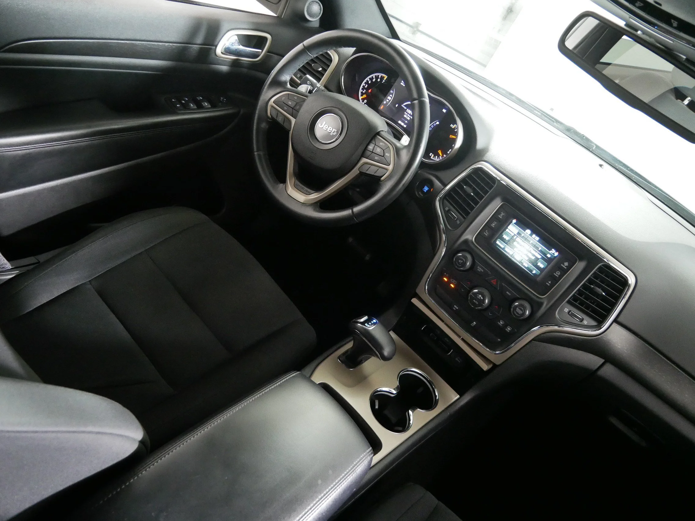 Used 2015 Billet Silver Metallic Clearcoat Jeep Laredo image 9