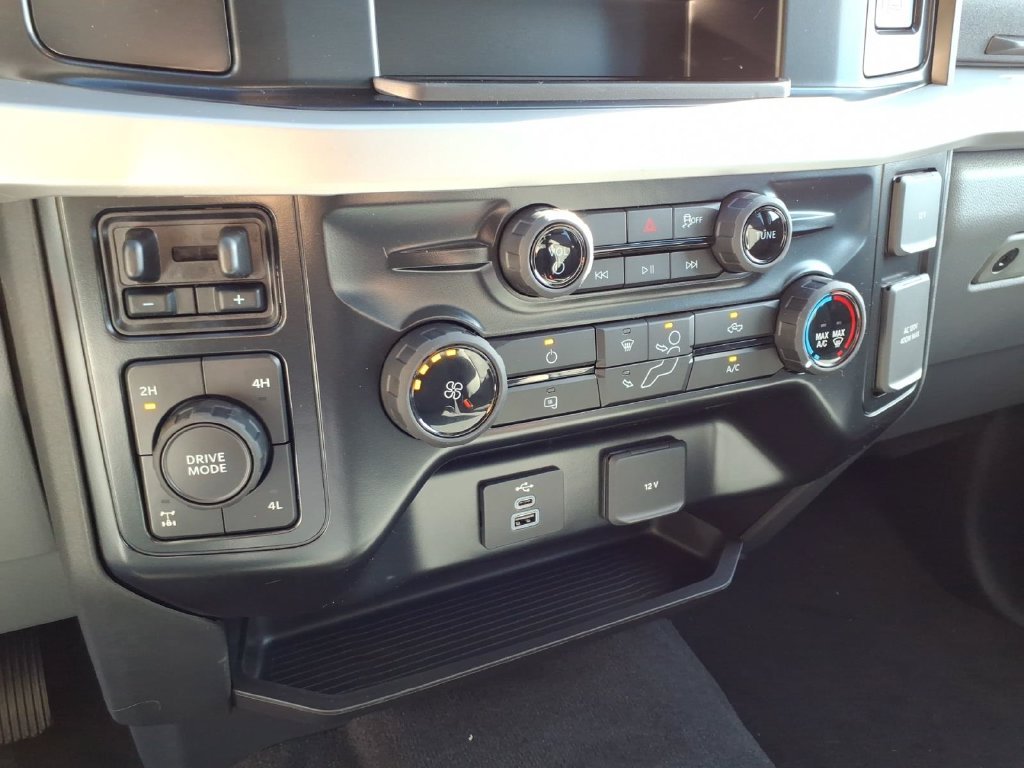New 2027 Iconic Silver Metallic Ford F-250® XLT image 21