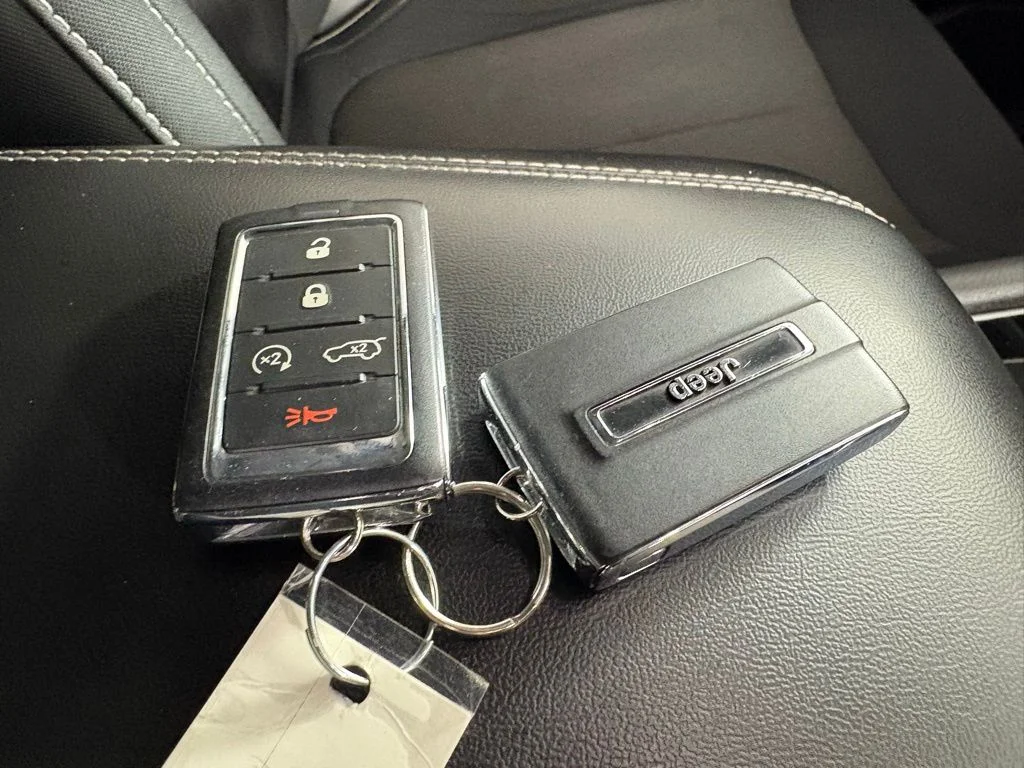 Used 2022 White Jeep Laredo image 45
