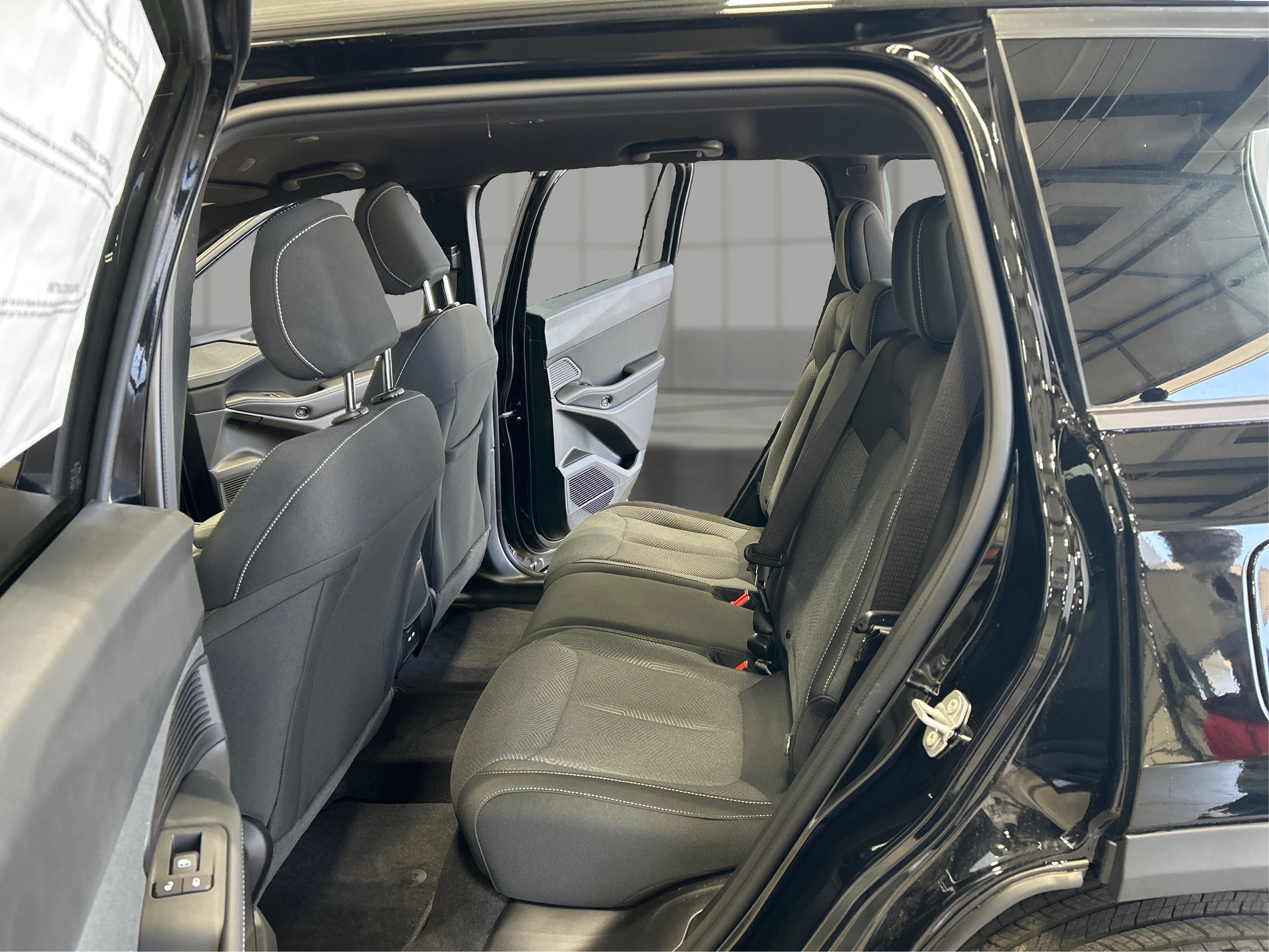 New 2026 Diamond Black Crystal Pearl-Coat Exterior Paint Jeep Laredo image 10