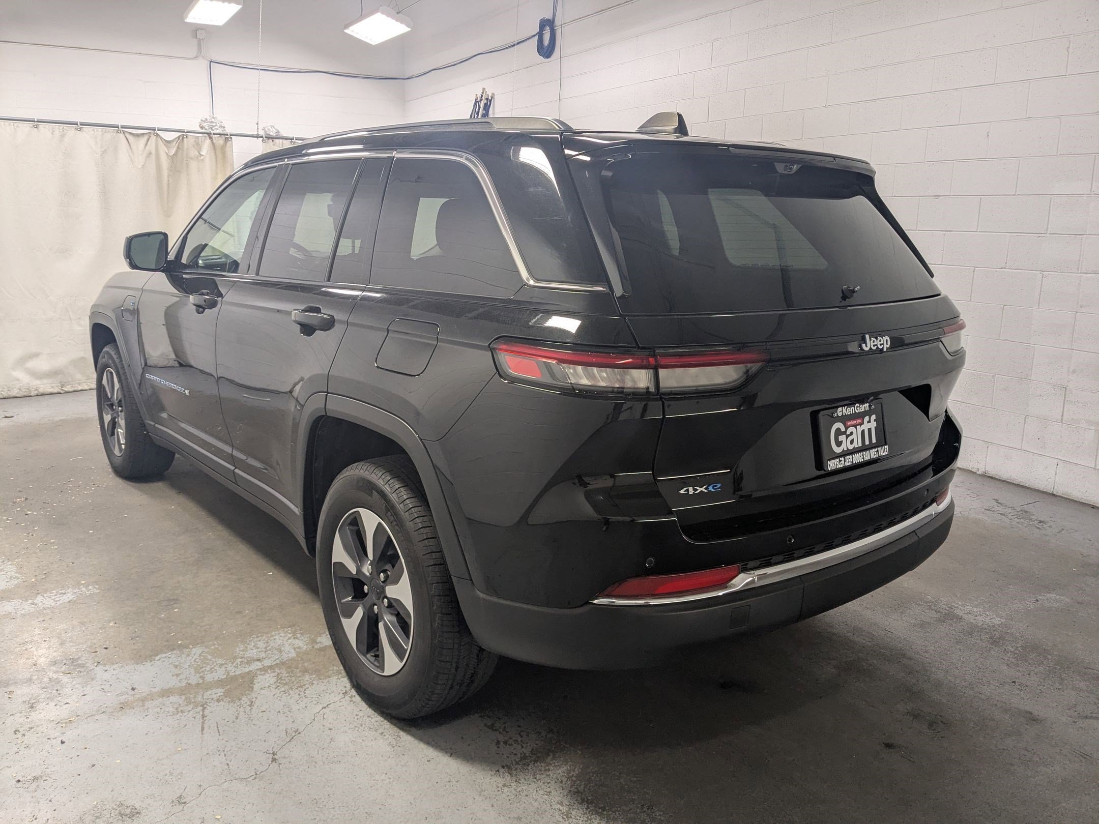 Used 2022 Diamond Black Crystal Pearlcoat Jeep 4xe image 7