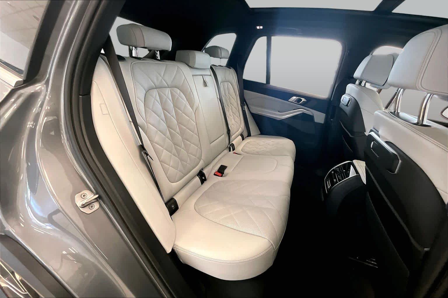 Used 2024 Skyscraper Grey Metallic BMW sDrive40i image 20