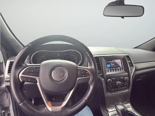 Used 2019 Silver Jeep Laredo E image 9