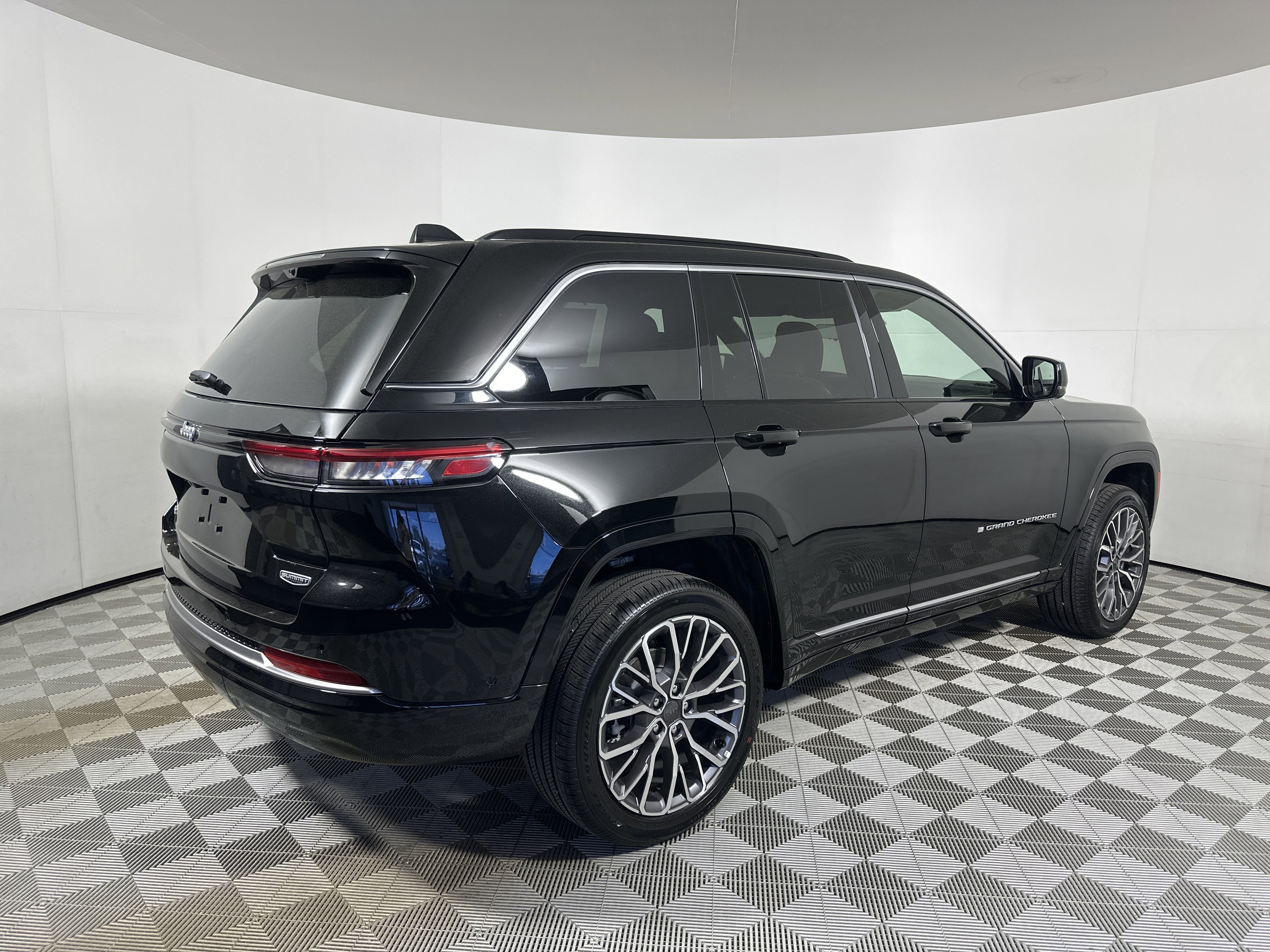 New 2026 Diamond Black Crystal Pearlcoat Jeep Summit image 7