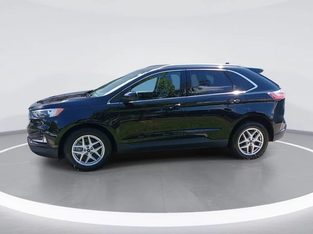 Used 2022 Black Ford SEL image 2