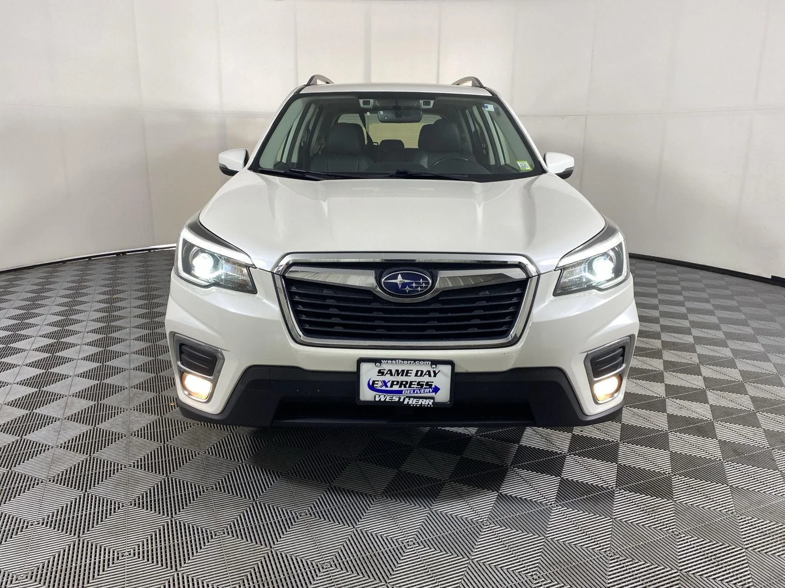 Used 2019 Crystal White Pearl Subaru Limited image 2