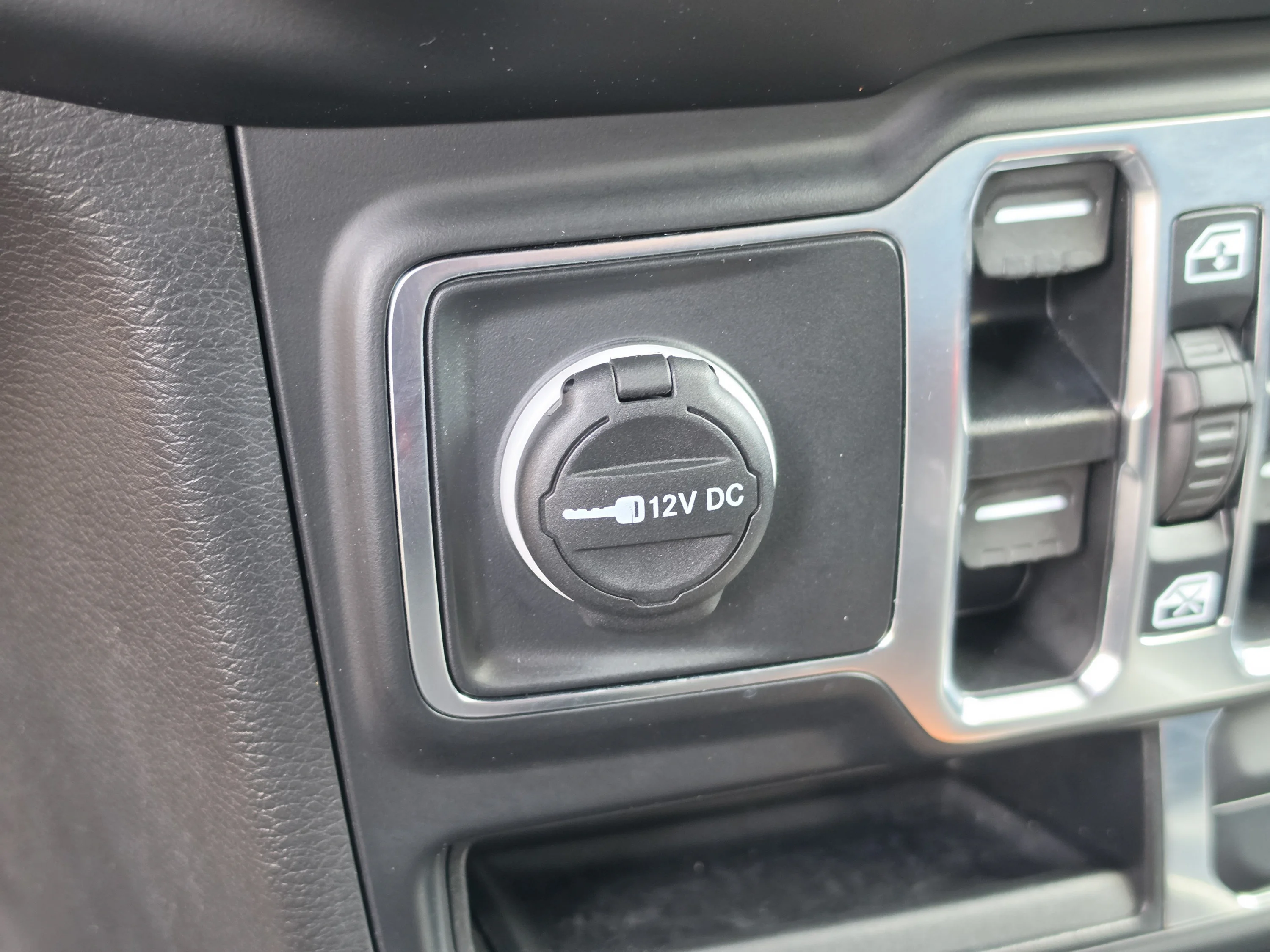 Used 2023 Sting-Gray Clearcoat Jeep Sahara image 31