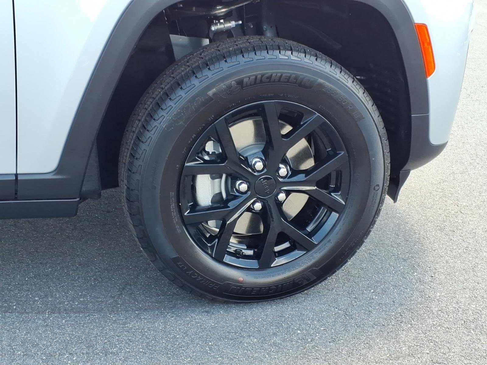 New 2026 Silver Zynith Exterior Paint Jeep Laredo Altitude image 12