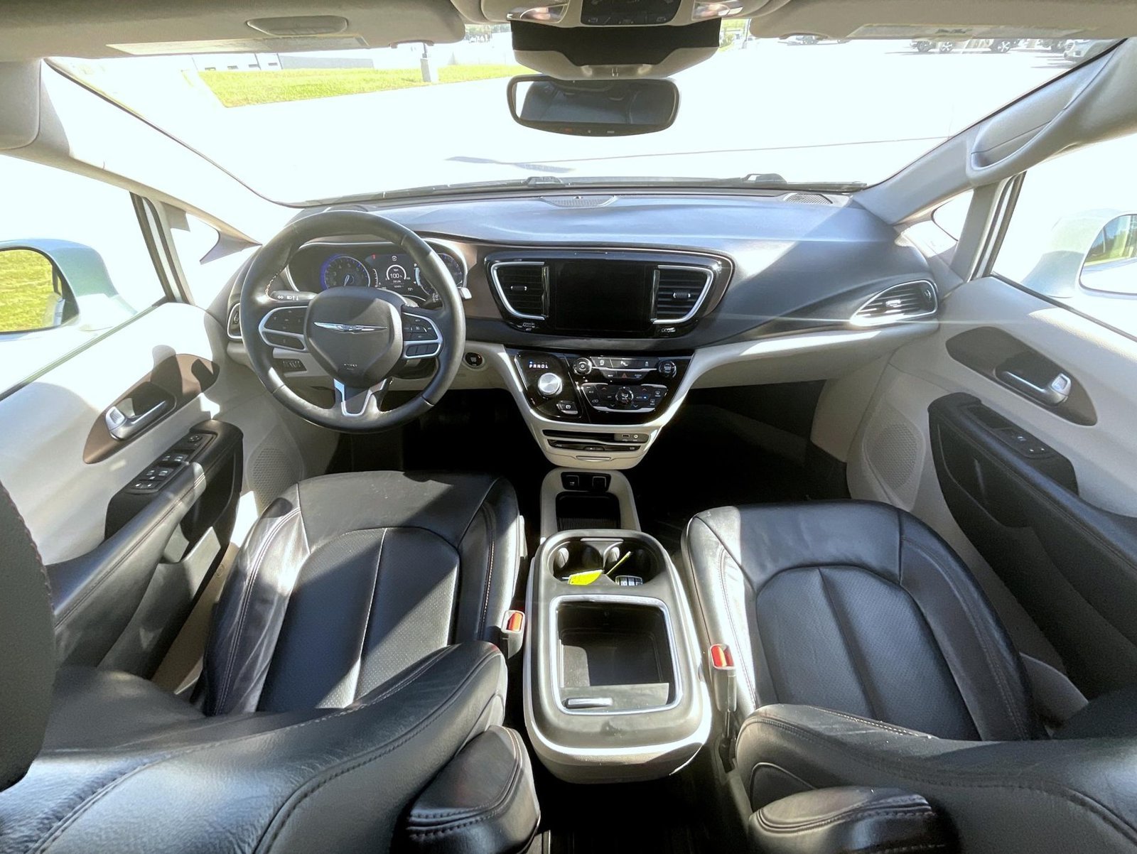 Used 2018 White Chrysler Touring L Plus image 15