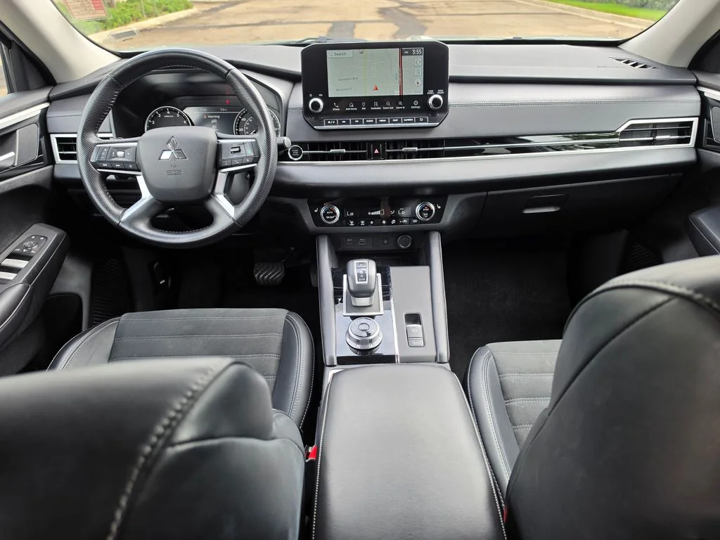 Used 2024  Mitsubishi SE image 11