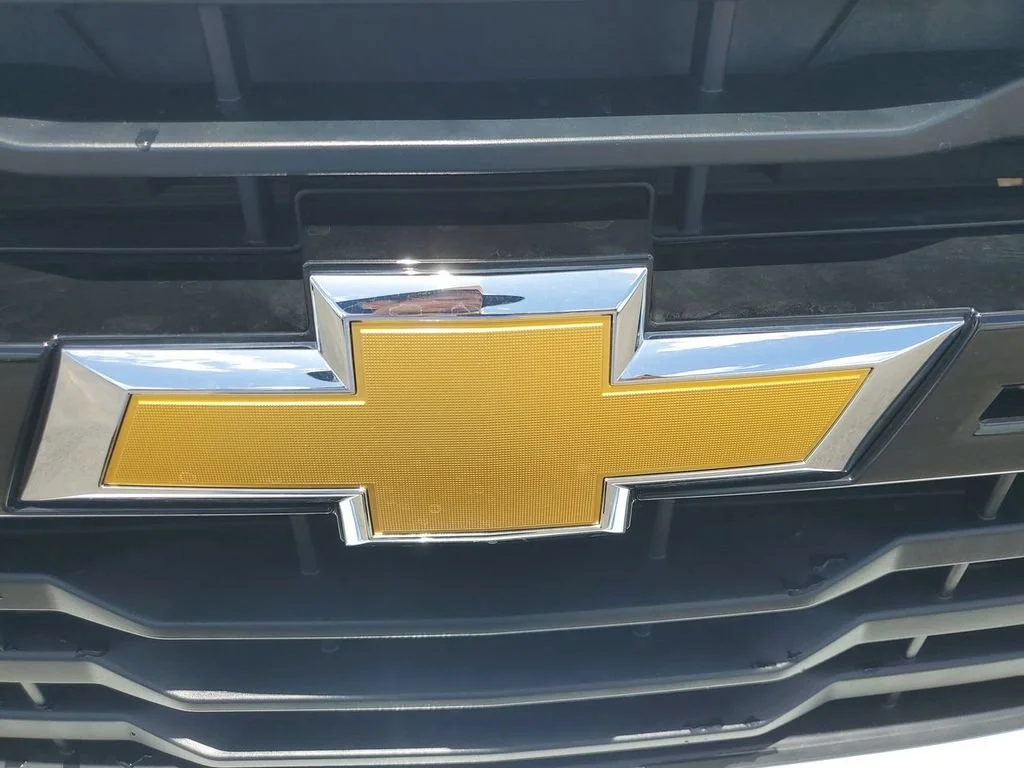 New 2026 Summit White Chevrolet WT image 19