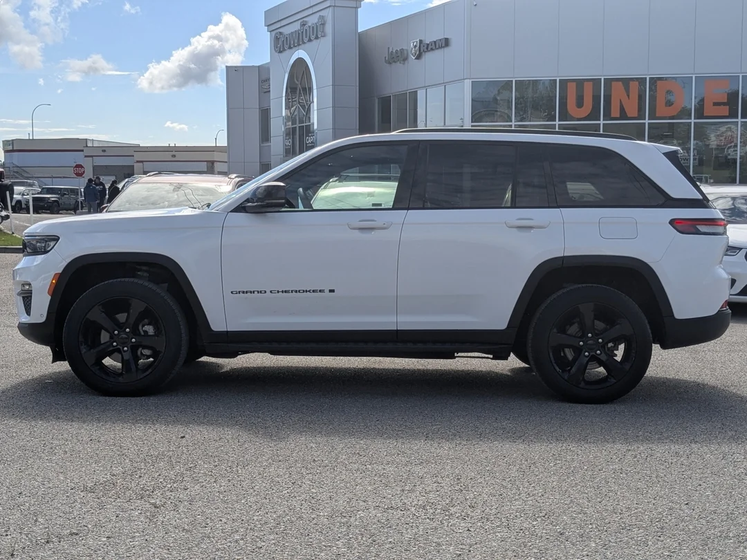 Certified Used 2024 White Jeep Limited - - 4x4 - Luxury Tech II - Black Appearance - Command View Sunroof & More! image 5