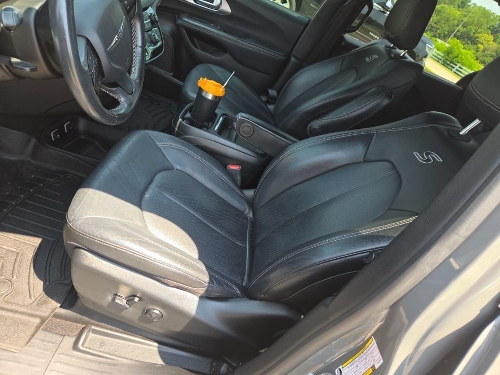 Used 2020 Ceramic Gray Clearcoat Chrysler Launch Edition image 15