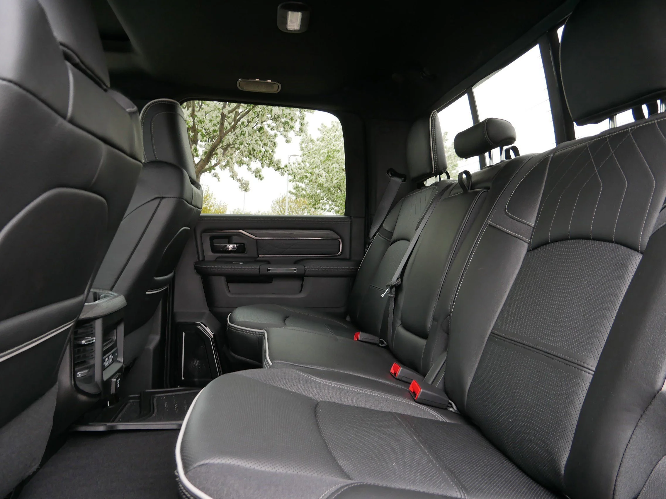 New 2026 Diamond Black Crystal Pearl-Coat Exterior Paint RAM Limited image 10