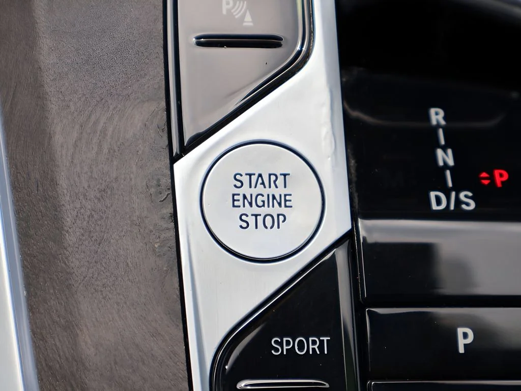 Used 2024 Mineral White Metallic BMW xDrive40i image 30