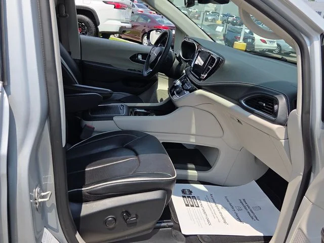 Used 2024 Silver Chrysler Limited image 15