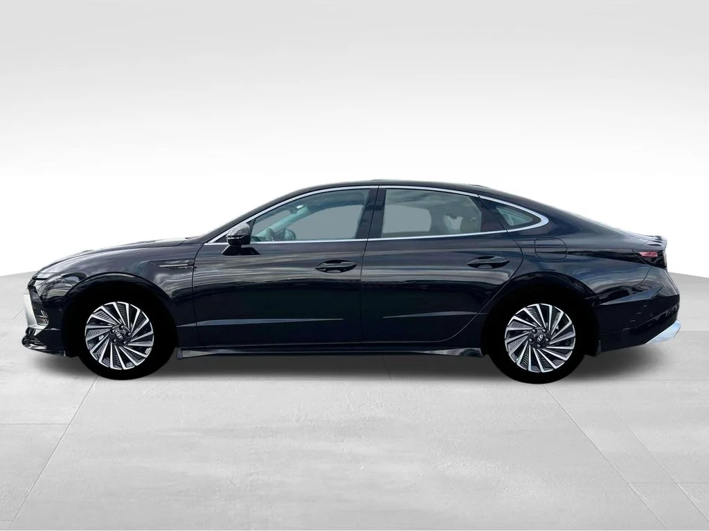 Used 2025 Black Hyundai Limited image 3