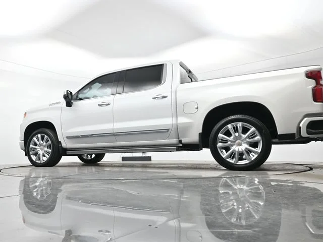 Used 2025 Iridescent Pearl Tricoat Chevrolet High Country image 25