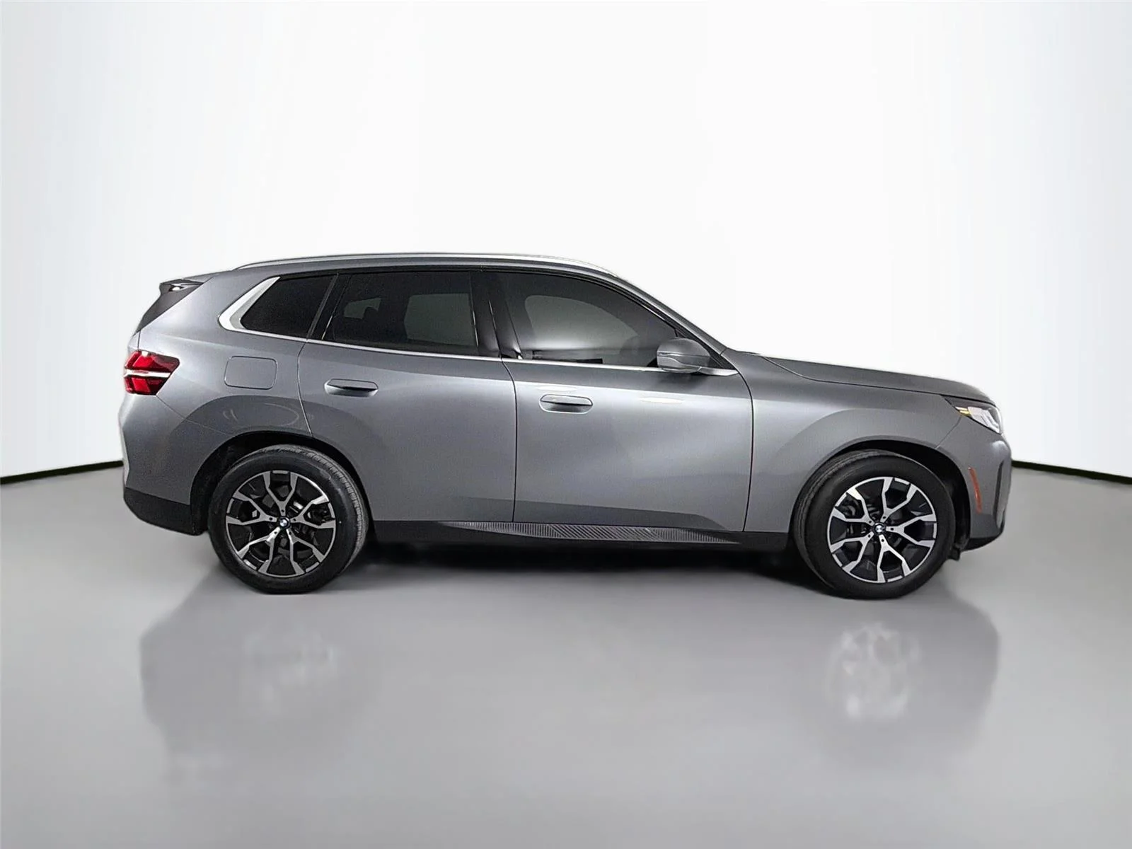 Used 2026 Skyscraper Grey Metallic BMW 30 xDrive image 4