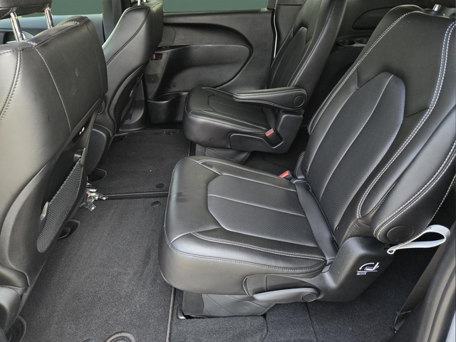2026 Chrysler Pacifica Select - Photo 18