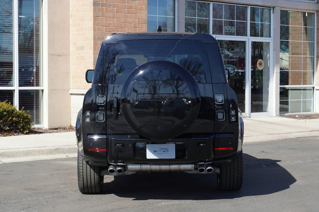 New 2026 Santorini Black Land Rover V8 image 5
