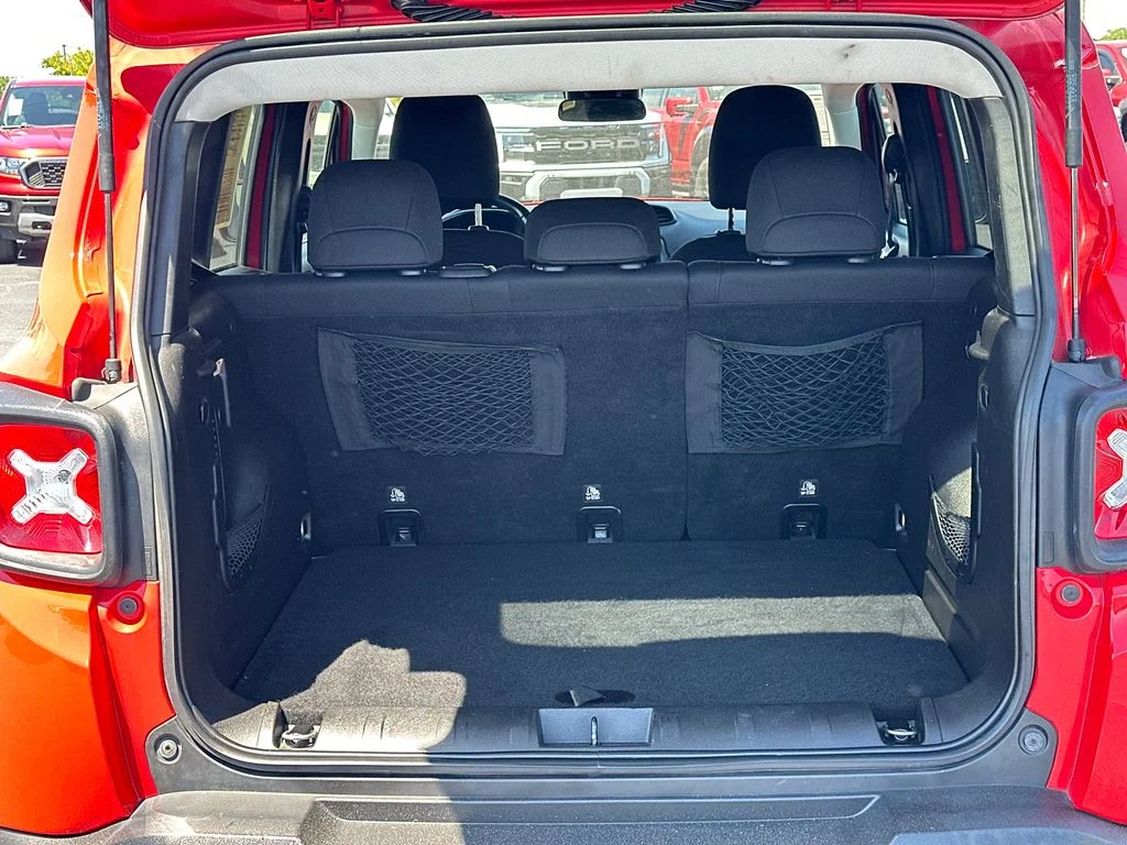 Used 2018 Red Jeep Latitude image 18