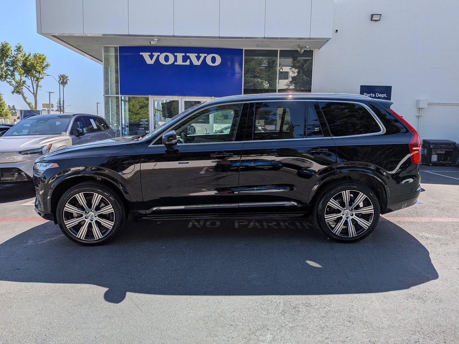 Used 2024 Onyx Black Metallic Volvo Ultimate Bright Theme image 9